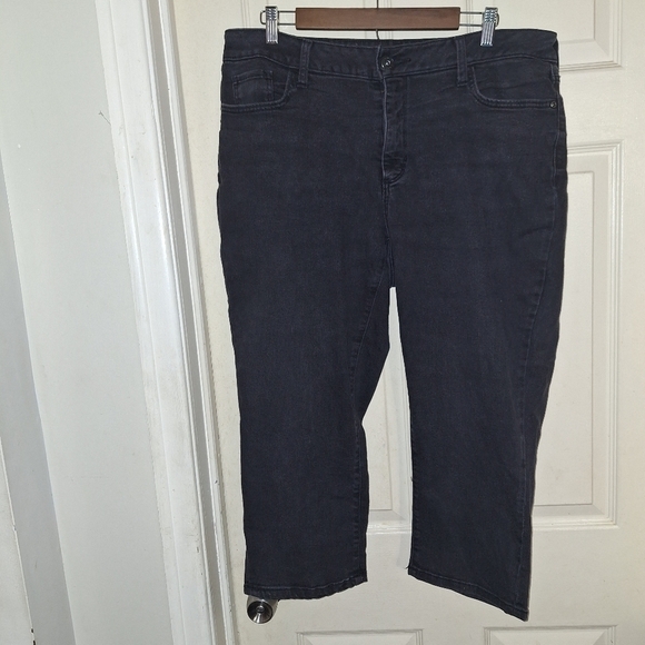 St John's Bay black capris size 16W - Picture 1 of 4